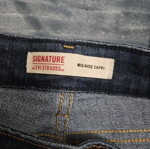Levi Strauss Mid Rise Capri Dark Wash Jeans! - Picture 3 of 8